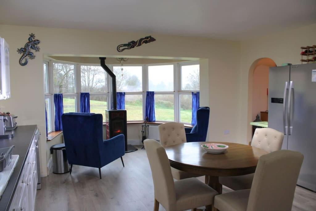 Ferienhaus The Marshes - Large Home, Short Drive To